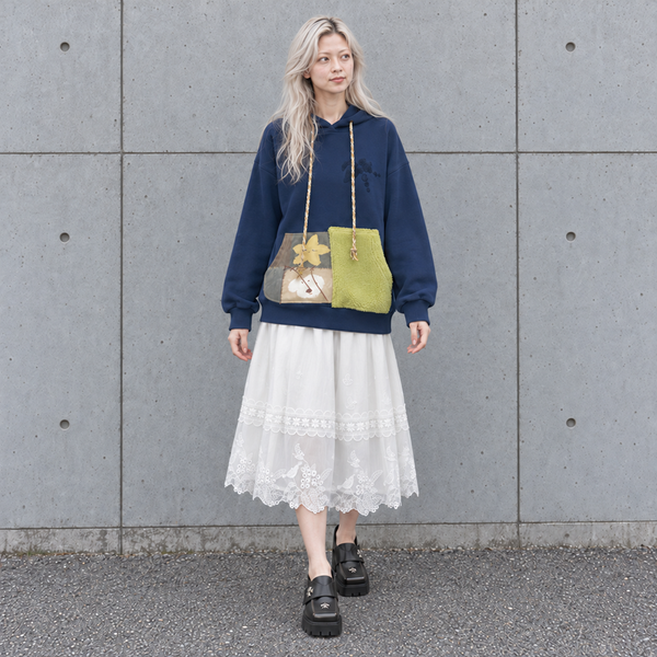 LSY-0161|SNAP⑤・身長166cm|ネイビーのパッチパーカー、白の刺繍スカート、黒のビジューローファー