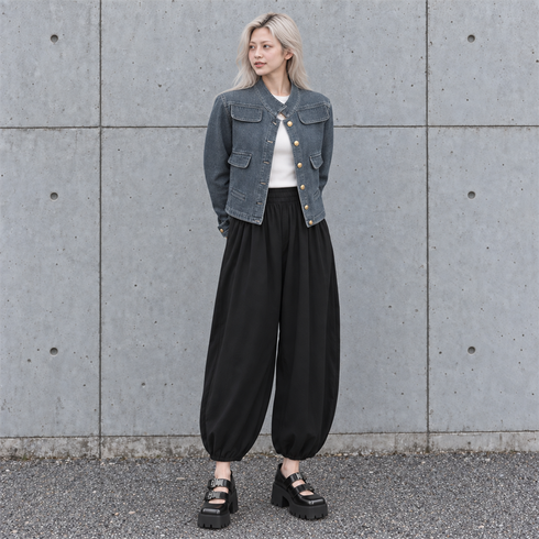 LSY-0143|身長166cm|ブルーグレーのジャケット、白のトップス、黒のバレルパンツ、黒のダブルバックルシューズ