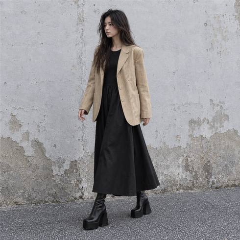 LSY-0146|SNAP④・身長167cm|キャメルのテーラードジャケット、黒のロングドレス、黒のスクエアトゥ厚底ハイヒールブーツ