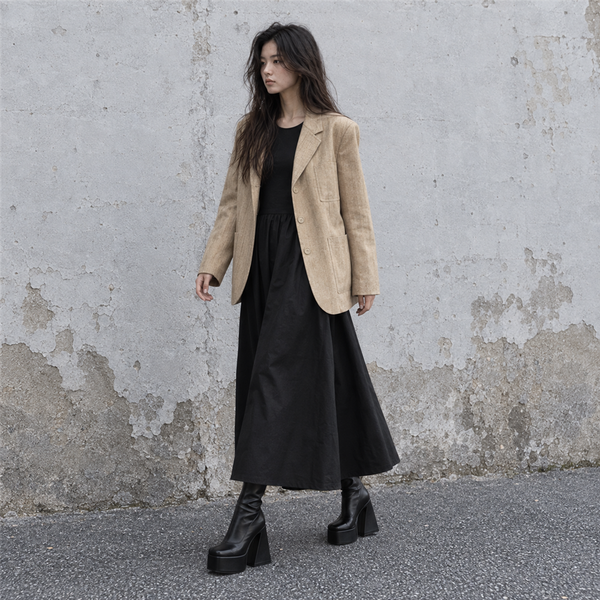 LSY-0146|SNAP④・身長167cm|キャメルのテーラードジャケット、黒のロングドレス、黒のスクエアトゥ厚底ハイヒールブーツ