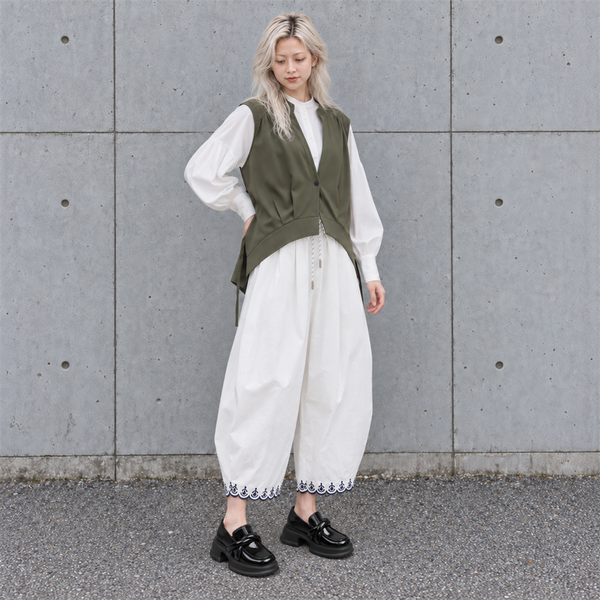 LSY-0147|SNAP⑤・身長166cm|モスグリーンのドレープベスト、白のブラウス、裾刺繍の白バルーンパンツ、黒のグロスチェーンローファー