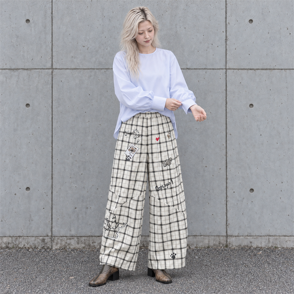 LSY-0150|SNAP⑤・身長166cm|ライトブルーのブラウス、明るいグレーのチェック柄パンツ、ブラウンのアンクルブーツ