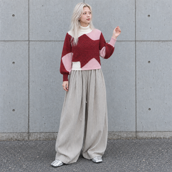 LSY-0152|SNAP⑤・身長166cm|赤・ピンク・アイボリーの配色ニット、ライトグレーのストライプパンツ、シルバーのミュール