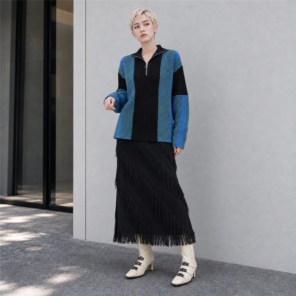 LSY-0164|SNAP①・身長163cm|Chevron Zip Knit Top Blue、Slash Fringe Skirt Black、Whipstitch Buckle Boots Off-White