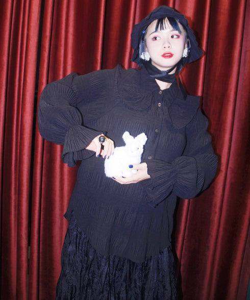 Petal Collar Pleated Blouse