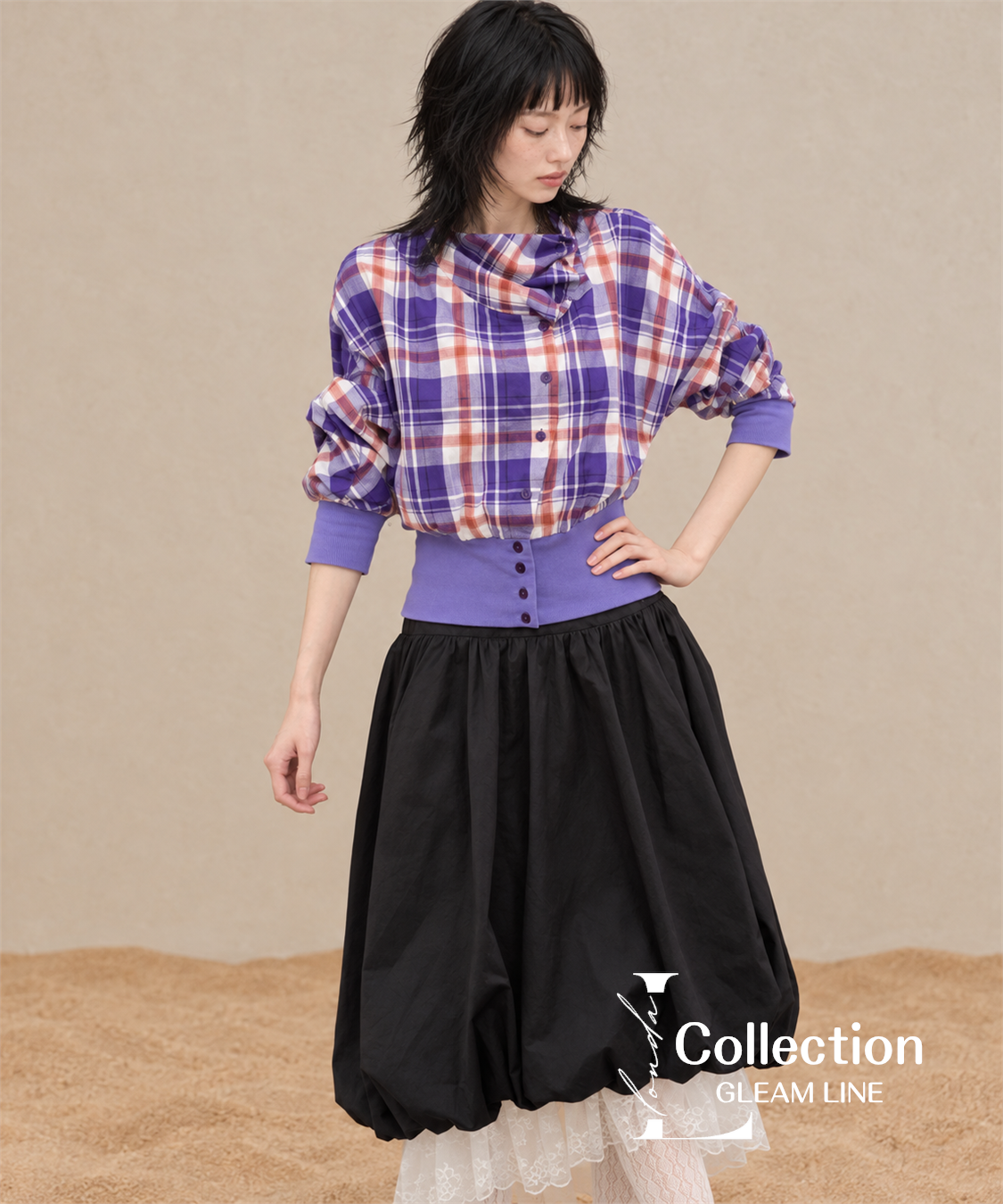 Violetta Plaid Series — ドレープ襟、ボタン、袖口、ウエストのディテール