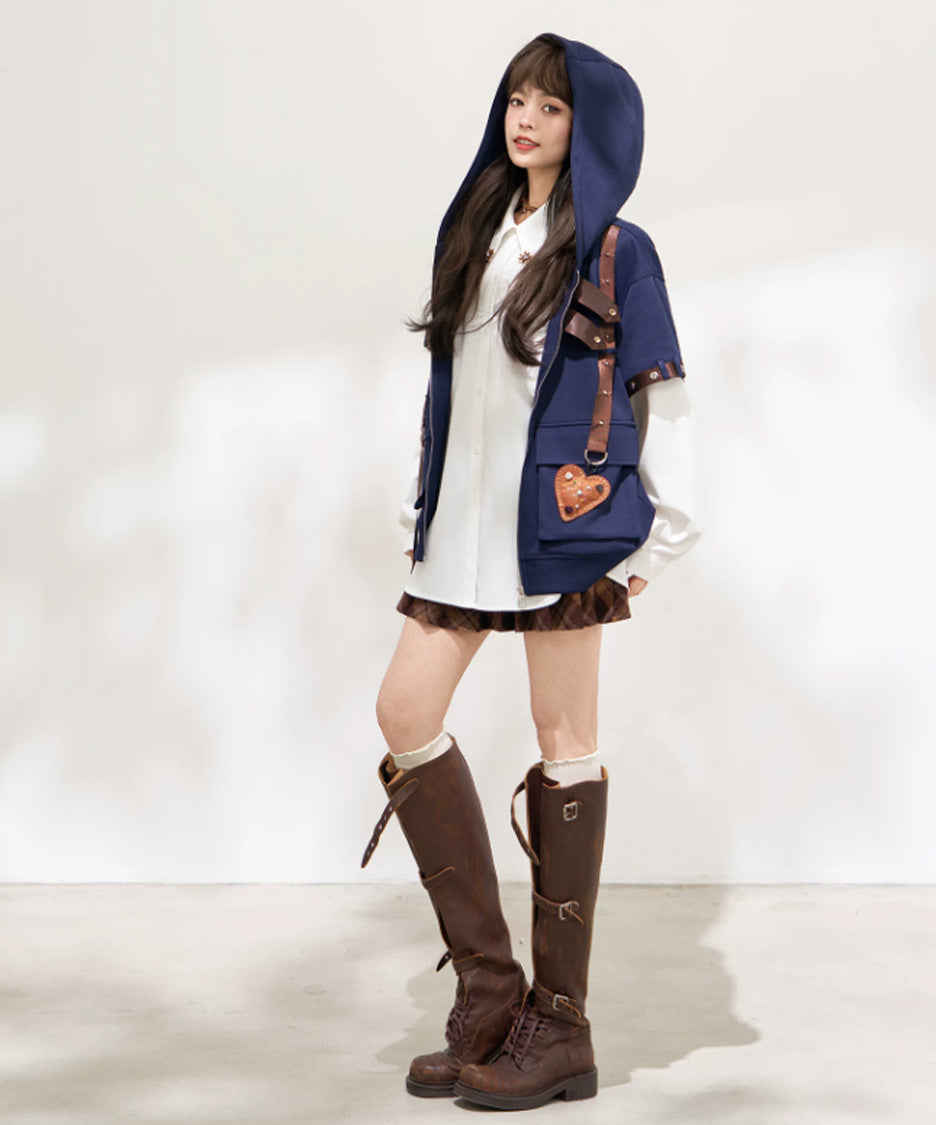 Buckle Switch Hoodie 袖を外した横向きの全身着用