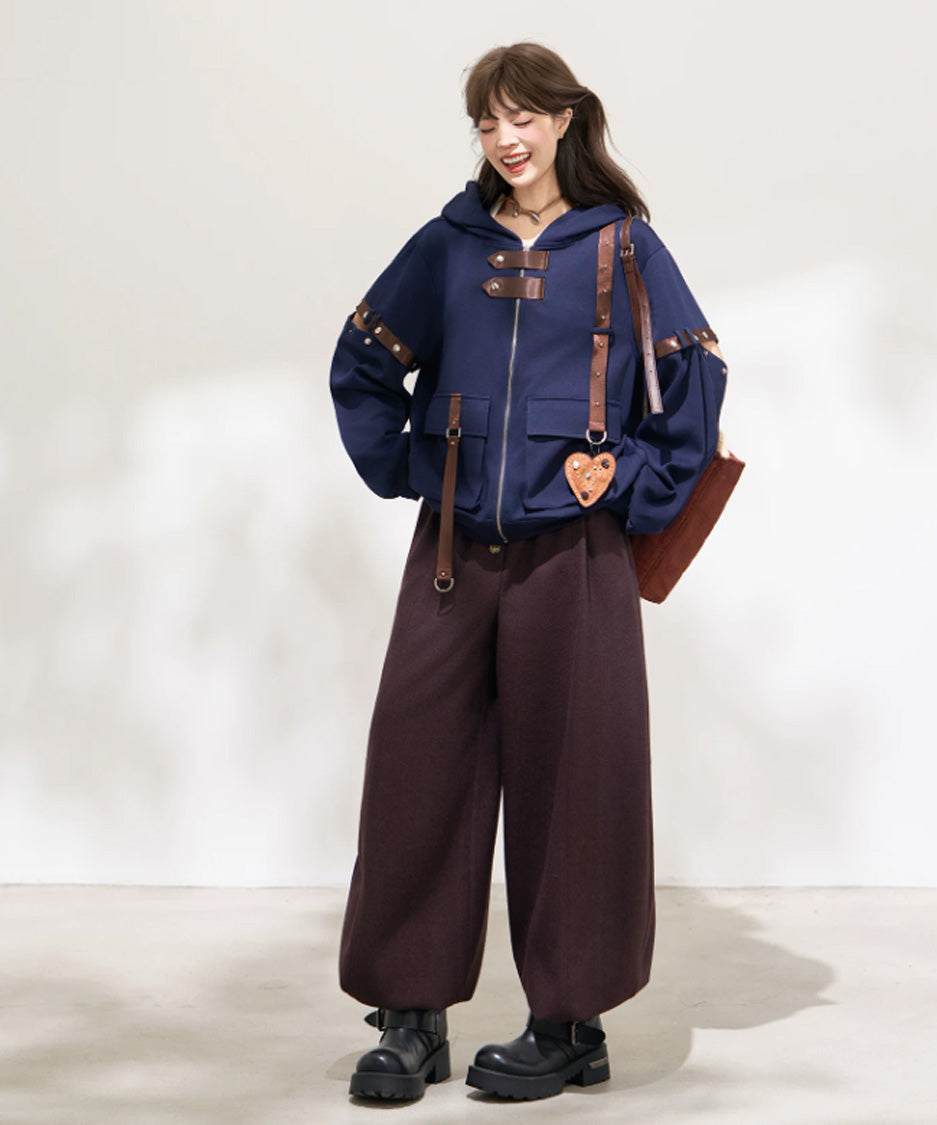 Buckle Switch Hoodie 長袖の斜め横向き着用