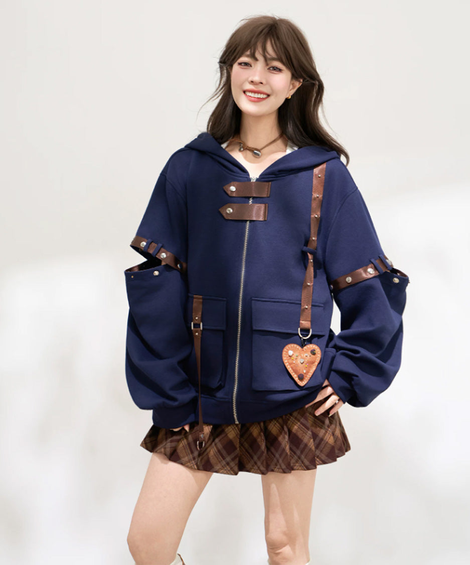 Buckle Switch Hoodie フロントと袖まわりの着用アップ