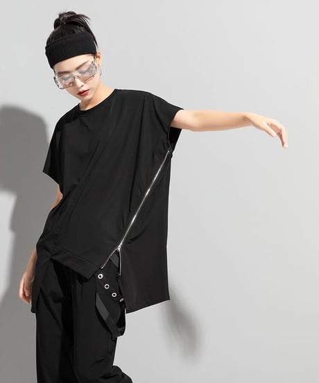 Diagonal zip top