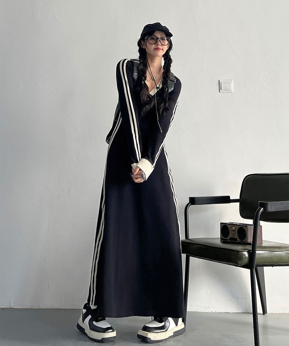 Side Line V-neck Dress