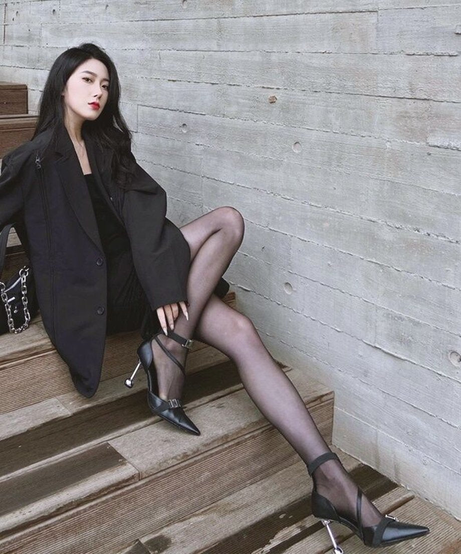pointed rider pumps